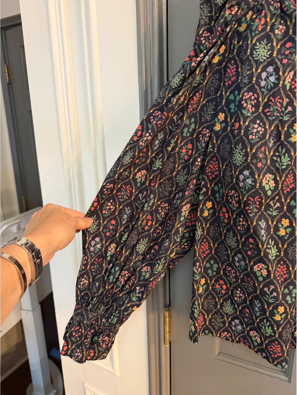 Women's Entro Navy & Multicolor Floral Print Ruffle Long Sleeve Blouse Sz M - Picture 3 of 4